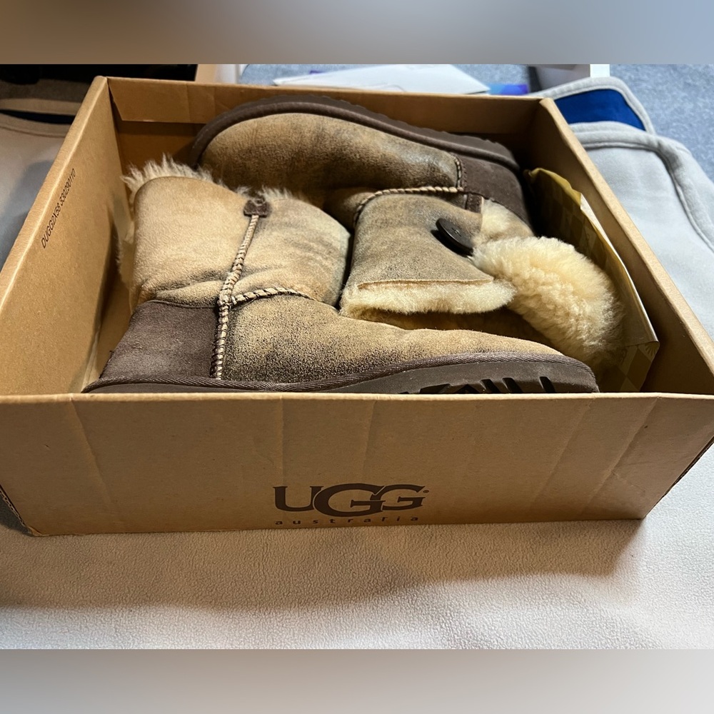 Ugg Bailey Button Bomber Size 7 - image 5